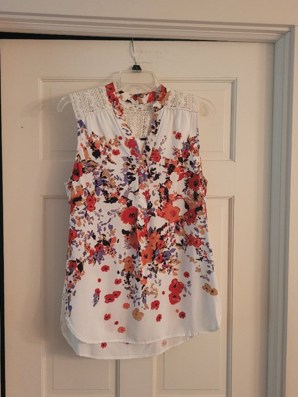 Market and Spruce Cassie Crochet Trim Floral Sleeveless Shirt, size Large